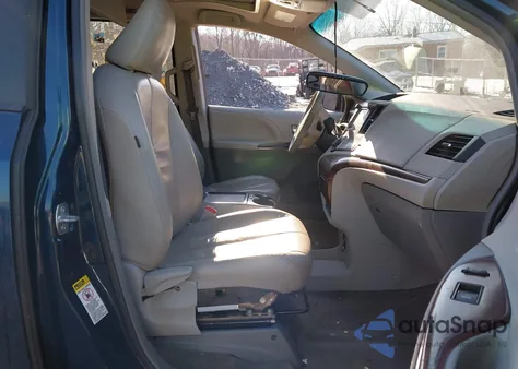 2011 Toyota Sienna Xle V6 z USA, uszkodzony, nr VIN 5TDYK3DC0BS146482